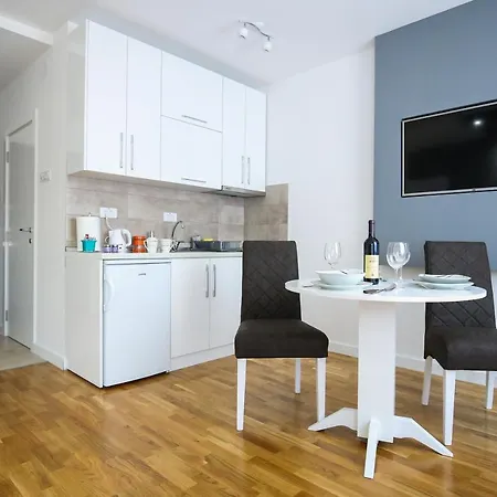 Apartman Manirosi 3 *